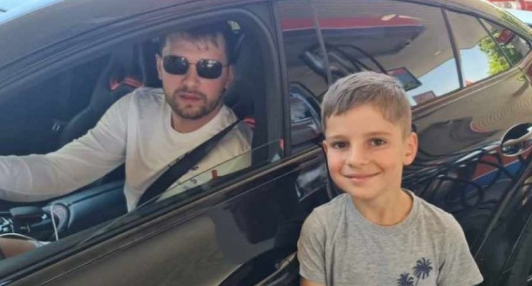 瘦七七??！東契奇加油站與小球迷合影 面部和手臂明顯瘦削??