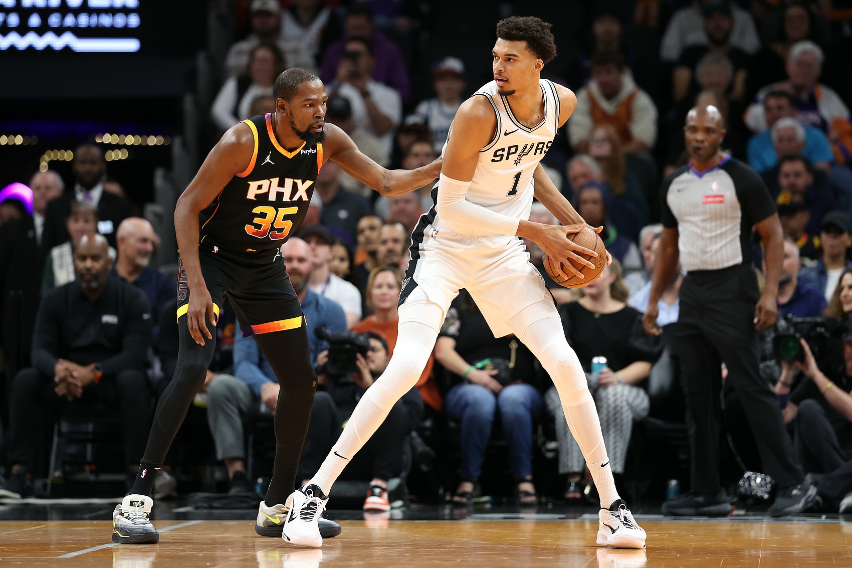 美記：馬刺給太陽(yáng)提出一份不包含榜眼簽的報(bào)價(jià) 低調(diào)觀望KD爭(zhēng)奪戰(zhàn)