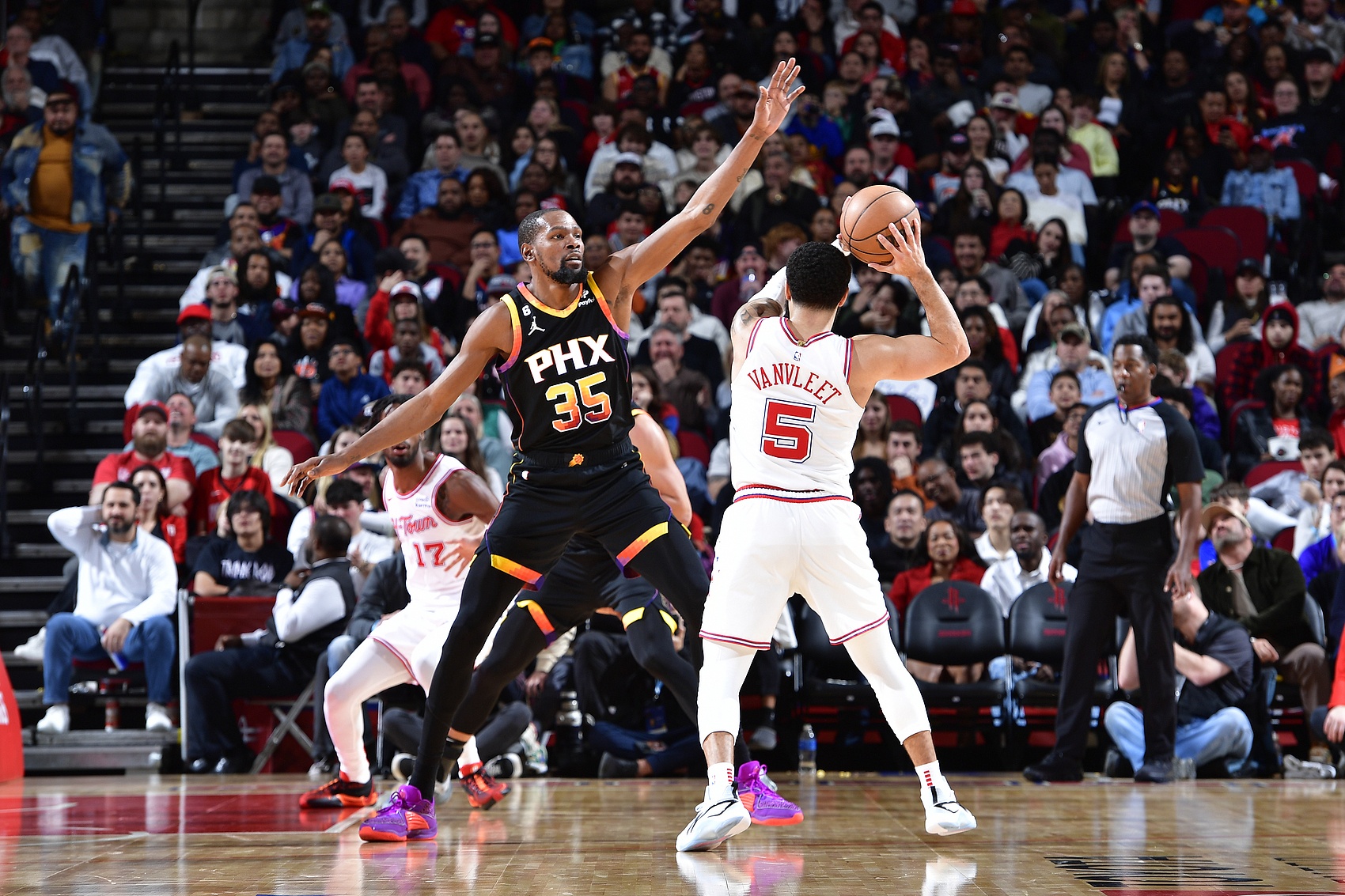 球隊(duì)選項(xiàng)4489萬！火記：預(yù)計(jì)范喬丹回歸的消息將在未來幾天內(nèi)公布