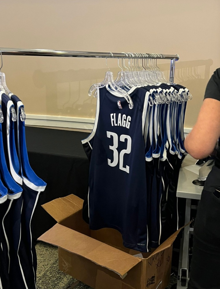 ??兵貴神速??！獨(dú)行俠剛選弗拉格為狀元 新鮮的32號球衣已出爐