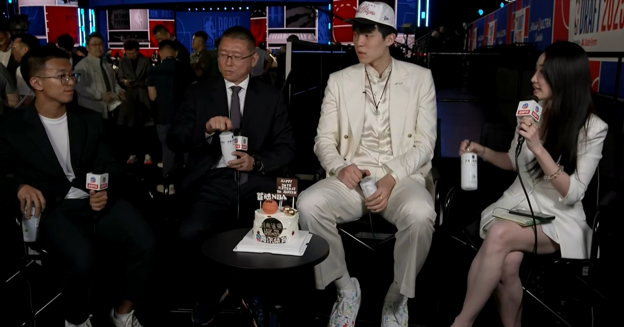 生日快樂！2025年NBA首輪16號(hào)秀楊瀚森在選秀大會(huì)現(xiàn)場(chǎng)過生日??