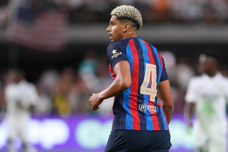 阿斯：巴薩中衛(wèi)克里斯滕森和阿勞霍可能在今夏離隊(duì)