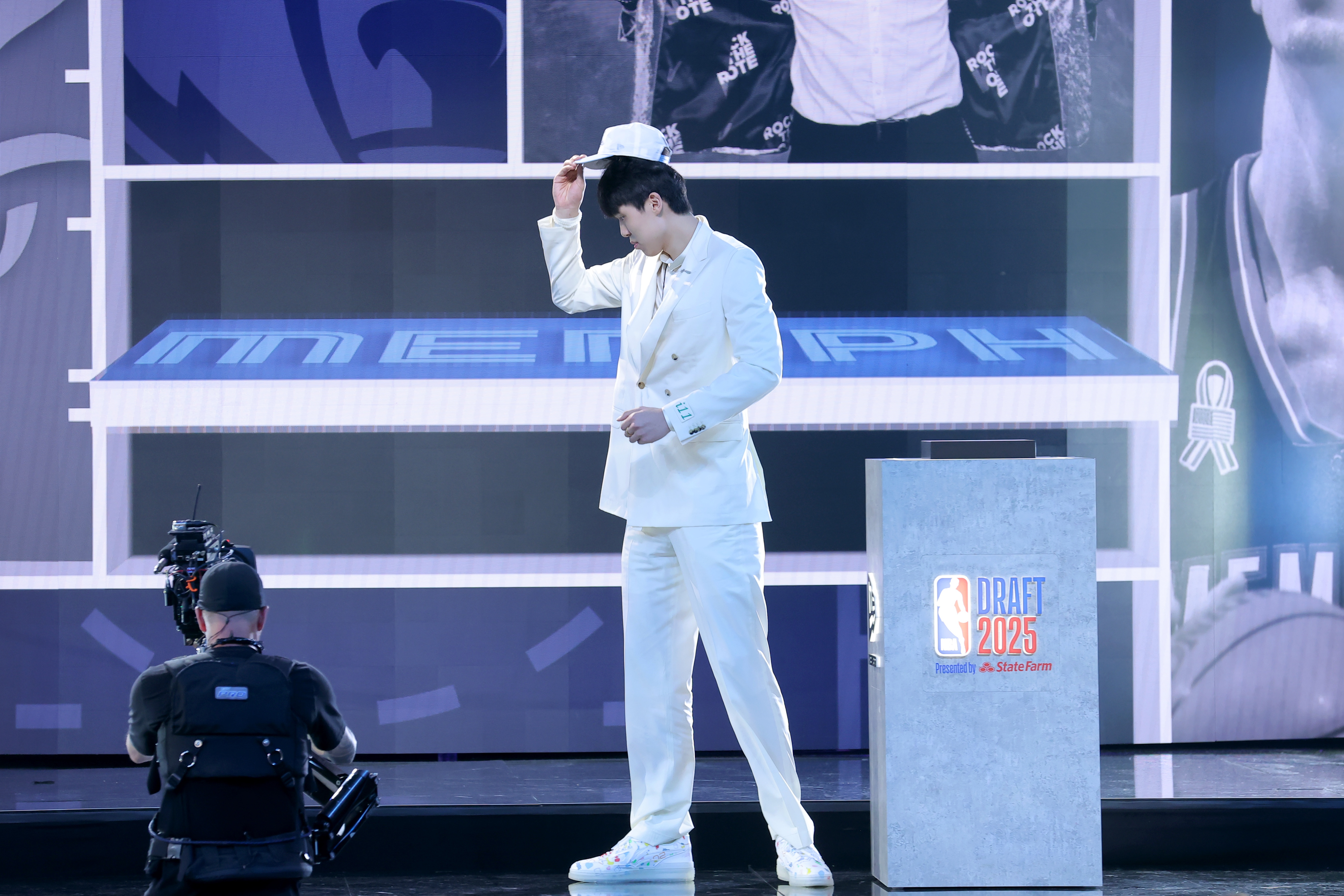 青島隊(duì)翻譯：楊瀚森場(chǎng)上交流沒問題 也在背單詞&上網(wǎng)課精進(jìn)語言