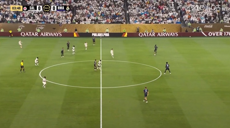 TA：皇馬此役采用三中衛(wèi)陣型，呂迪格+瓊阿梅尼+懷森