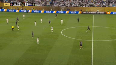 差一點(diǎn)！維尼修斯單刀被門(mén)將神勇下地?fù)醭? 
                                         class=