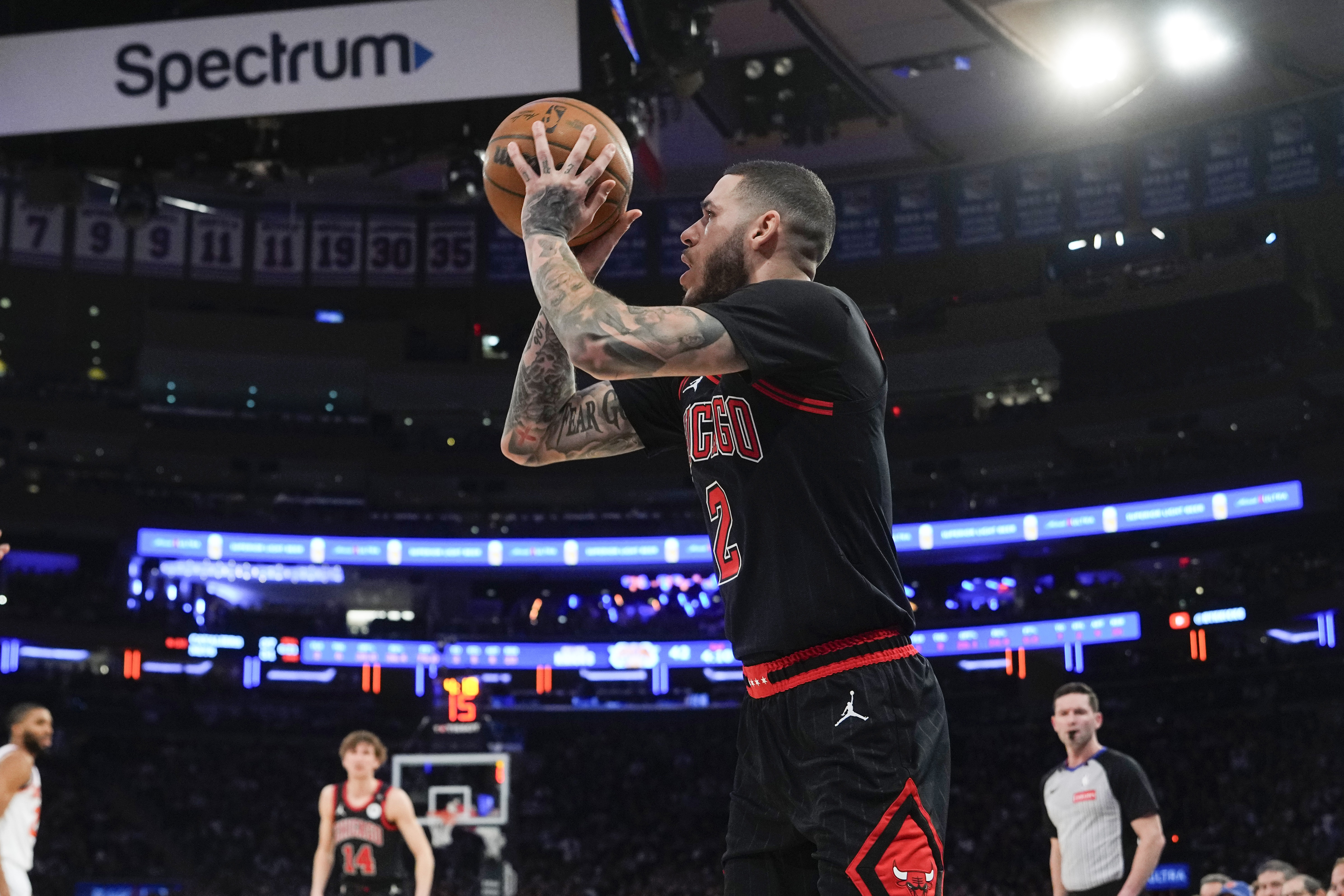 意在當(dāng)下??公牛近兩次后衛(wèi)交易沒(méi)有得到任何一個(gè)選秀權(quán)