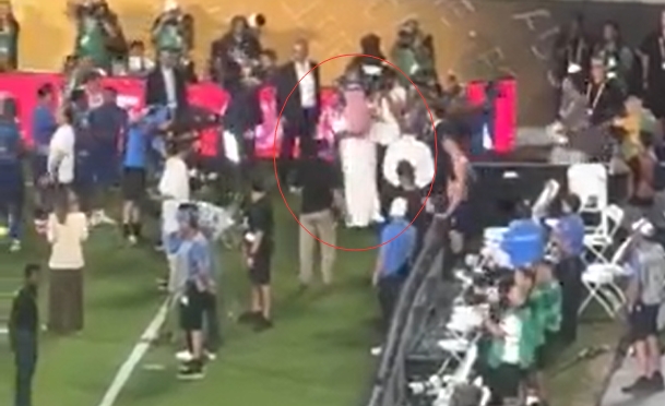 ??新月逆轉(zhuǎn)曼城進8強，球隊主席賽后走進場內(nèi)逐一擁抱新月球員