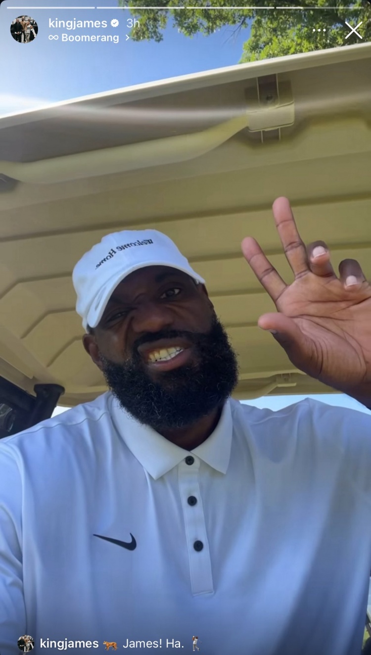 火眼金睛??克城媒體：詹姆斯戴著一頂印有“歡迎回家”的帽子