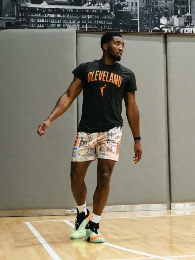 支持同城WNBA球隊(duì)！米切爾訓(xùn)練上身同城女籃T恤