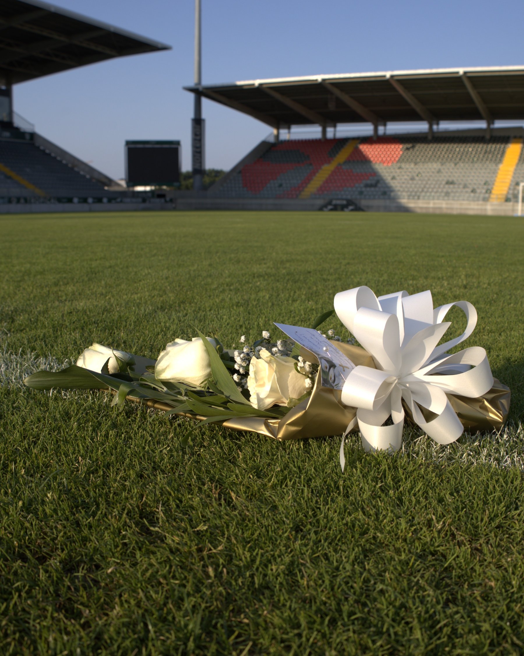 超越國(guó)界的致敬！一個(gè)蘇格蘭家庭在若塔母隊(duì)費(fèi)雷拉主場(chǎng)獻(xiàn)花&悼念