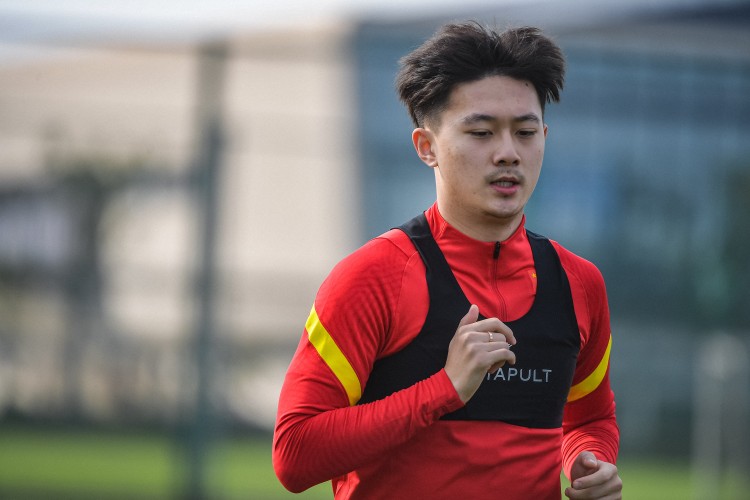 媒體人：蔣圣龍連續(xù)3天未參與合練，趕上東亞杯首戰(zhàn)存在很大疑問