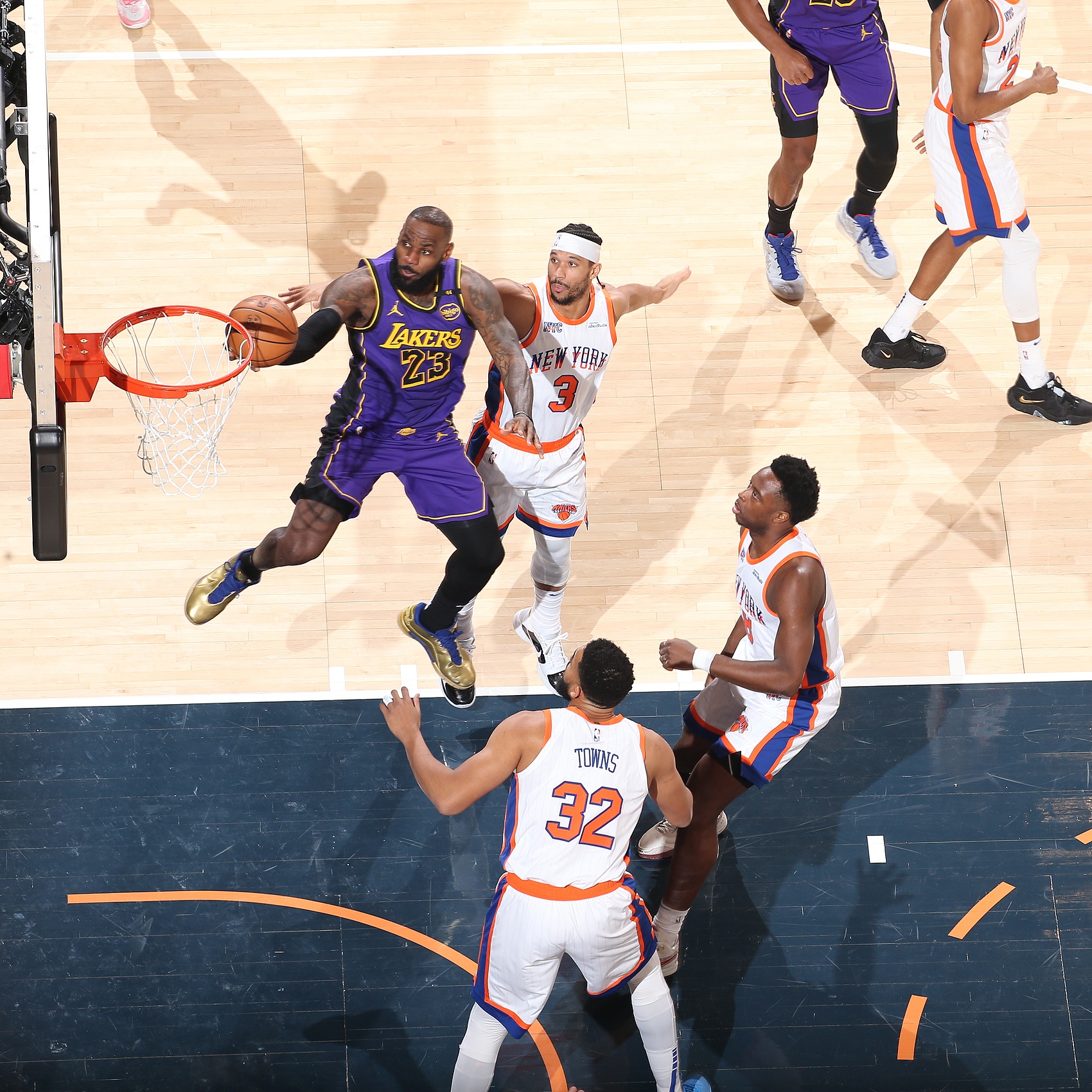 薪資專家：休賽期做交易更容易 詹姆斯若去尼克斯需唐斯單換??