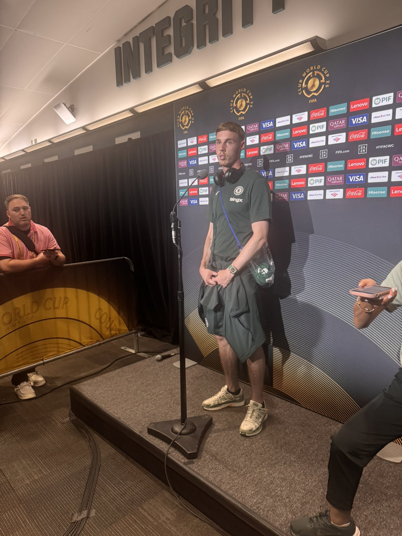 賽后帕爾默與埃斯特旺交換球衣，帕爾默把球衣裝包里接受采訪