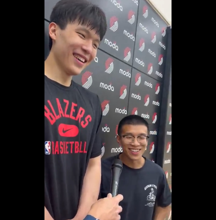 ??楊瀚森首次訓(xùn)練后采訪 翻譯Chris再次收獲開(kāi)拓者記者好評(píng)