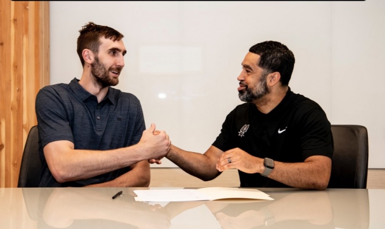 正式簽約！馬刺官方曬盧克-科內特簽約照：歡迎回家！