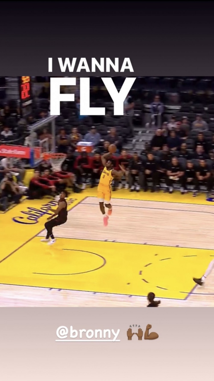 子承父業(yè)????詹姆斯轉(zhuǎn)發(fā)布朗尼夏聯(lián)扣籃照：年輕的????