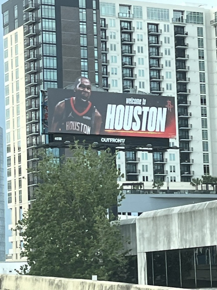 很快?。」傩诙?休斯敦出現(xiàn)杜蘭特廣告牌：歡迎來到火箭隊