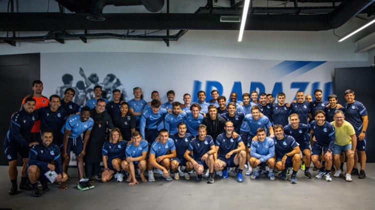 皇社社媒：祖比門迪今早前往皇社訓(xùn)練基地，與隊(duì)友們合影道別