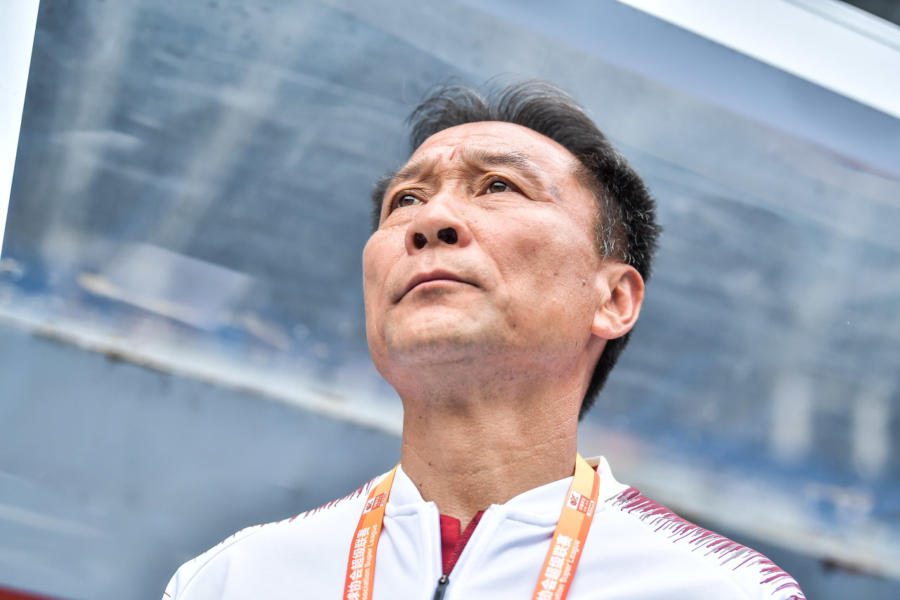 沈祥福與西海岸梯隊(duì)孩子互動：青島有非常好的發(fā)展足球的環(huán)境