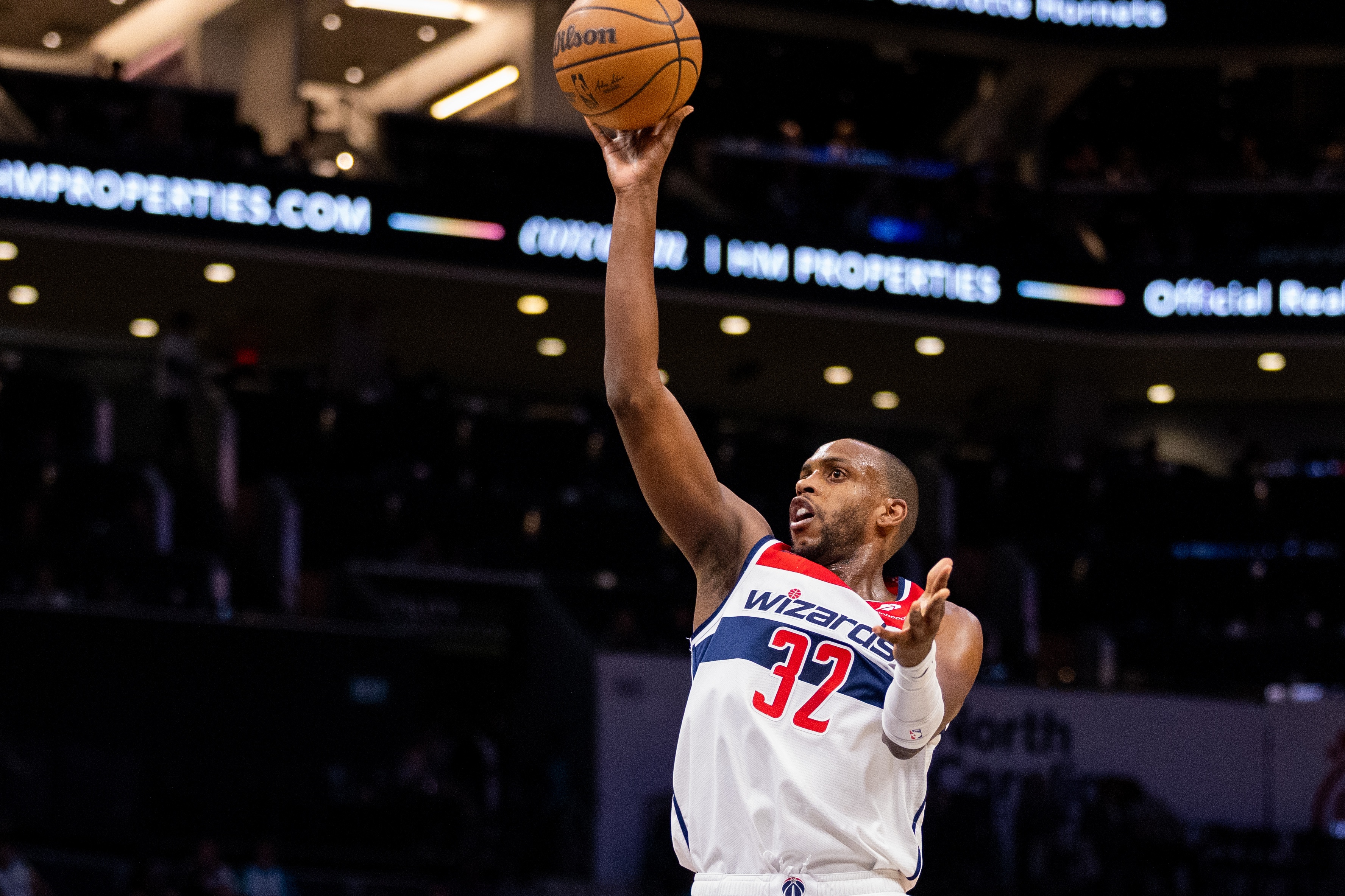 美記：奇才有一批青年才俊需要上場(chǎng)時(shí)間 米神&CJ等老將或?qū)⒈唤灰? 
                                         class=