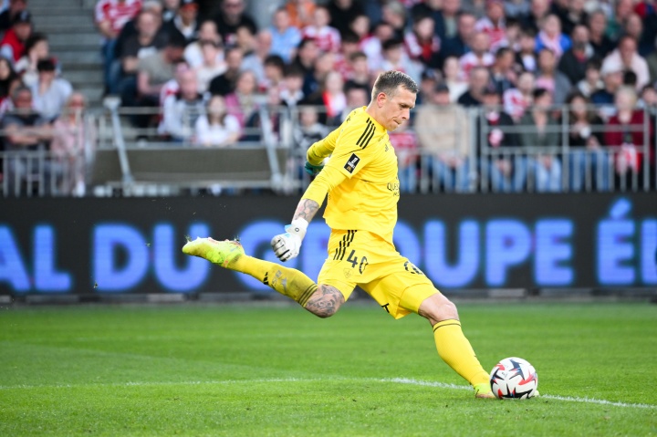 隊報：維拉接近簽下布雷斯特門將比佐特，上賽季法甲出場32次