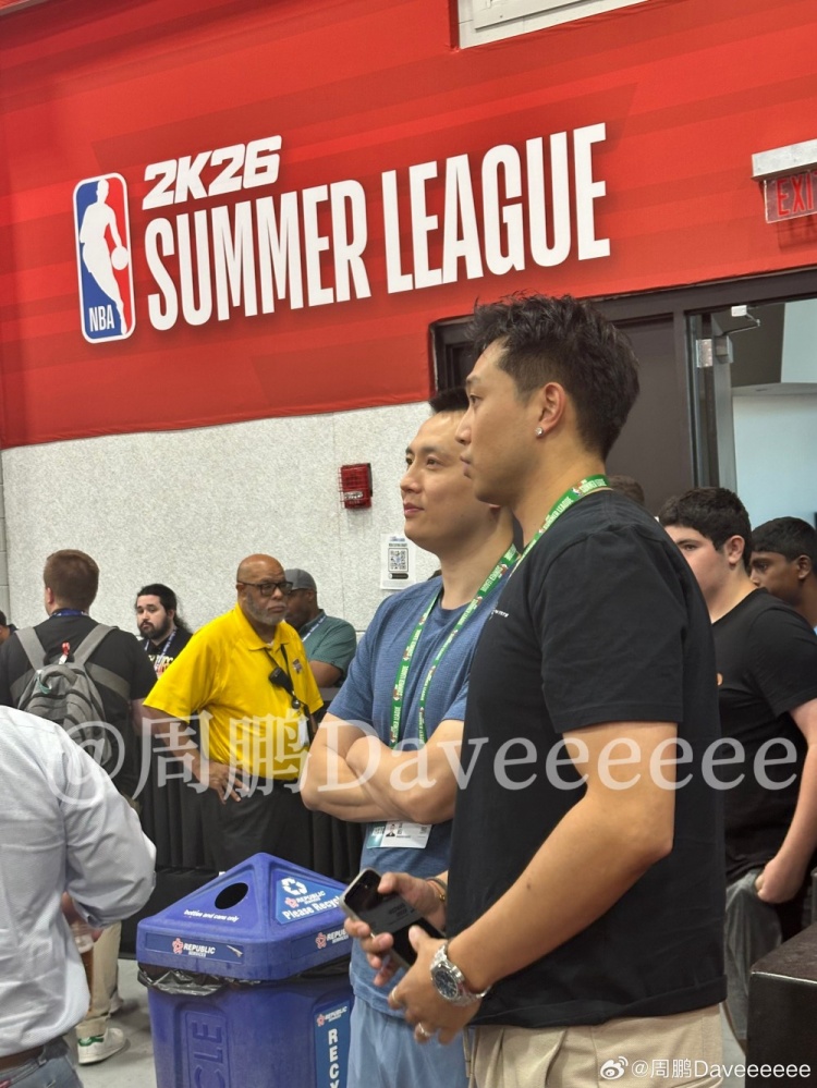 媒體人：上海隊(duì)主帥盧偉現(xiàn)場(chǎng)觀戰(zhàn)夏聯(lián) 與翻譯剛下飛機(jī)就來(lái)場(chǎng)地