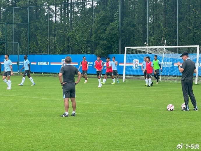記者：申花今天只有16人參加訓(xùn)練，助理教練親自上陣