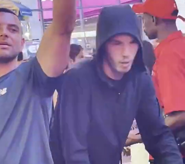 美國人真不認識??帕爾默騎滑板車穿過時代廣場，身旁無人認出