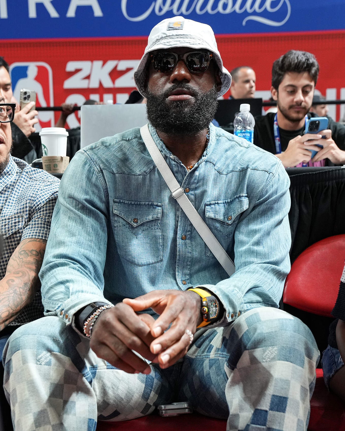 現(xiàn)場(chǎng)看布朗尼！記者邀請(qǐng)詹姆斯加入解說(shuō) 老詹拒絕：我沒(méi)啥好說(shuō)的