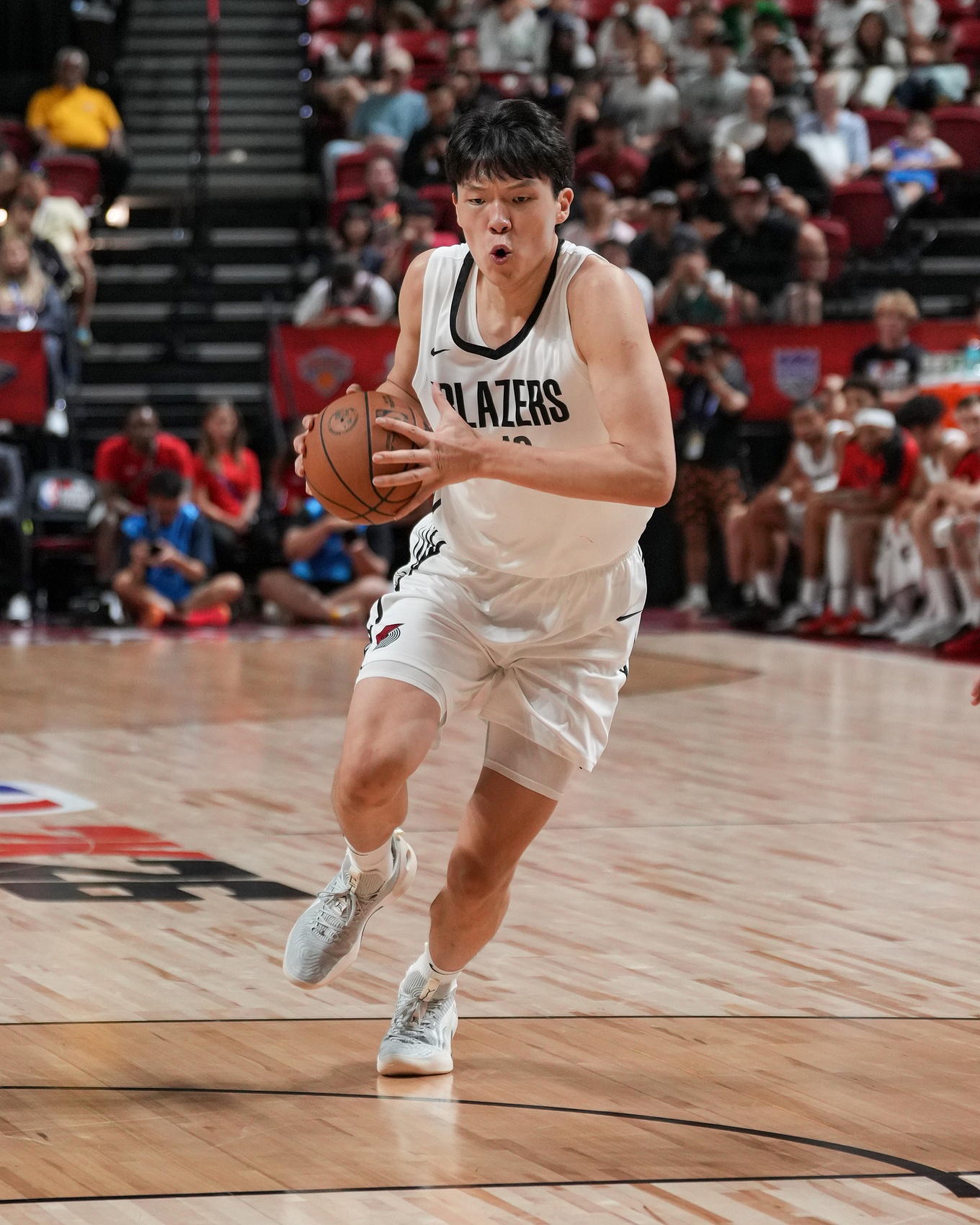 美媒：??楊瀚森很擅長(zhǎng)在弧頂閱讀比賽 能給球隊(duì)進(jìn)攻更多的選擇