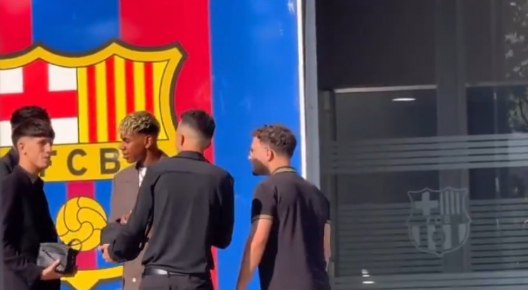 續(xù)約+接過(guò)巴薩10號(hào)！記者：亞馬爾已經(jīng)抵達(dá)續(xù)約儀式現(xiàn)場(chǎng)