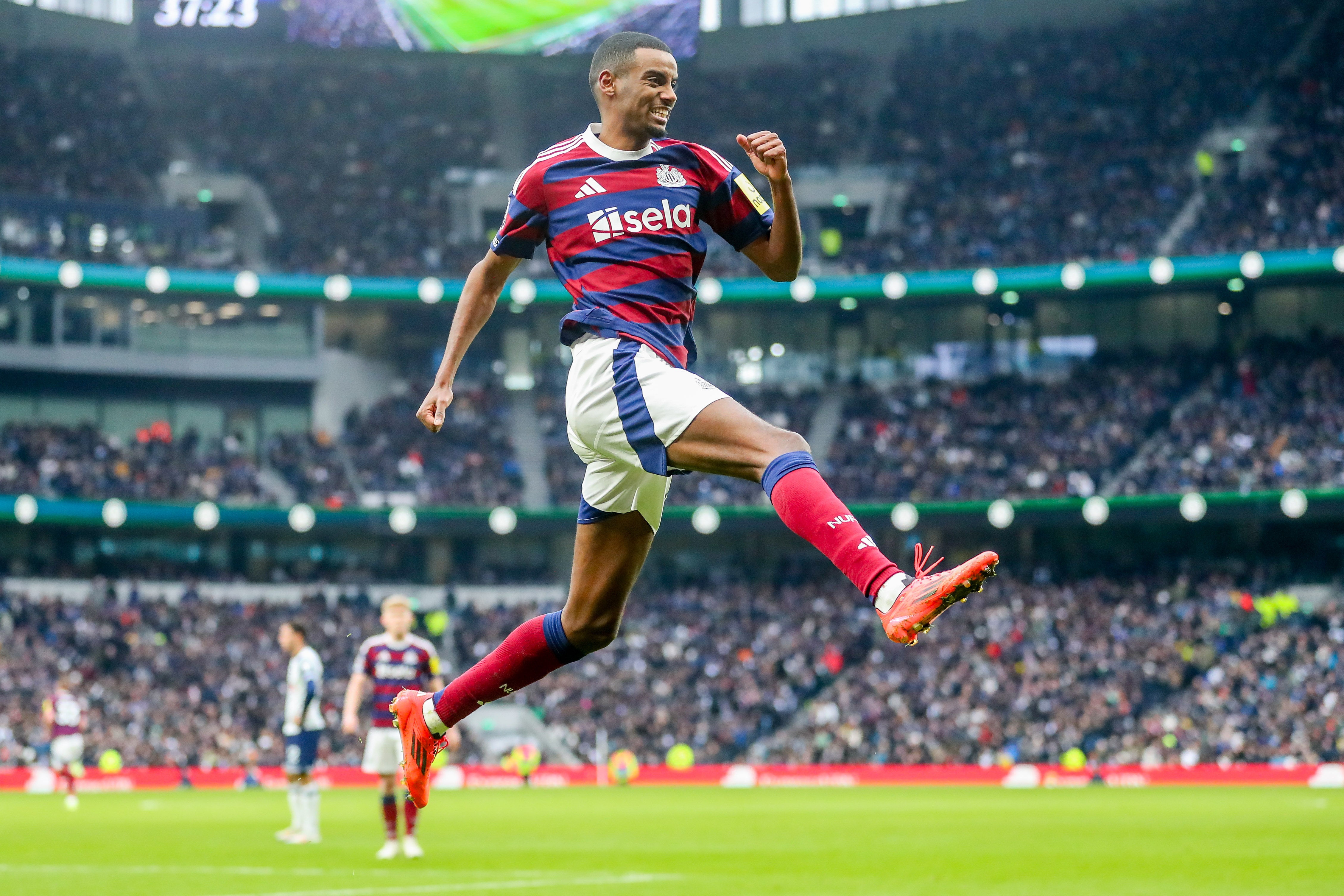 記者：紐卡已退出?；倏藸帄Z戰(zhàn)，現(xiàn)在他們有信心留住伊薩克