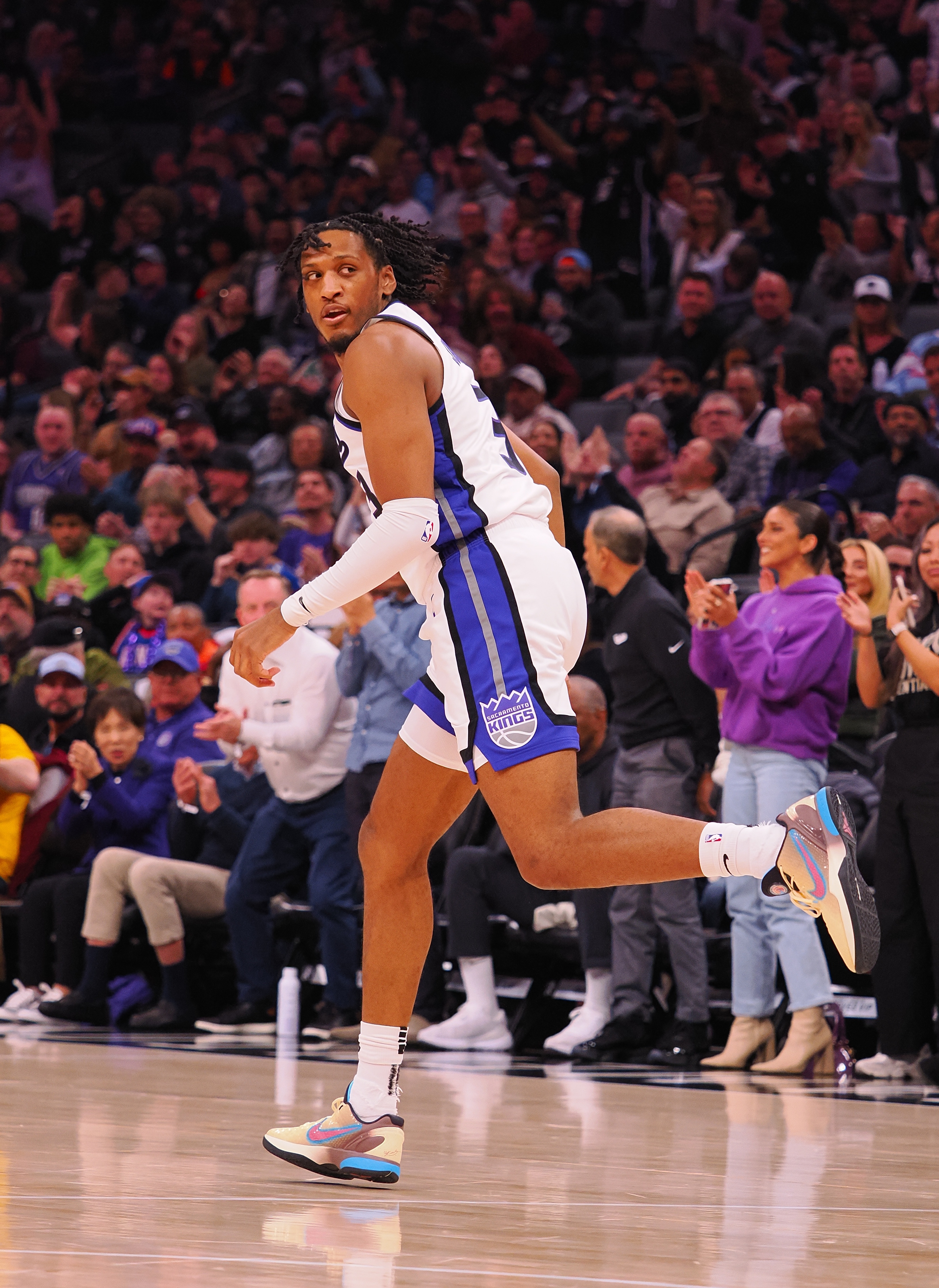 效率很高！艾薩克-瓊斯26分鐘11投8中 貢獻17分3板