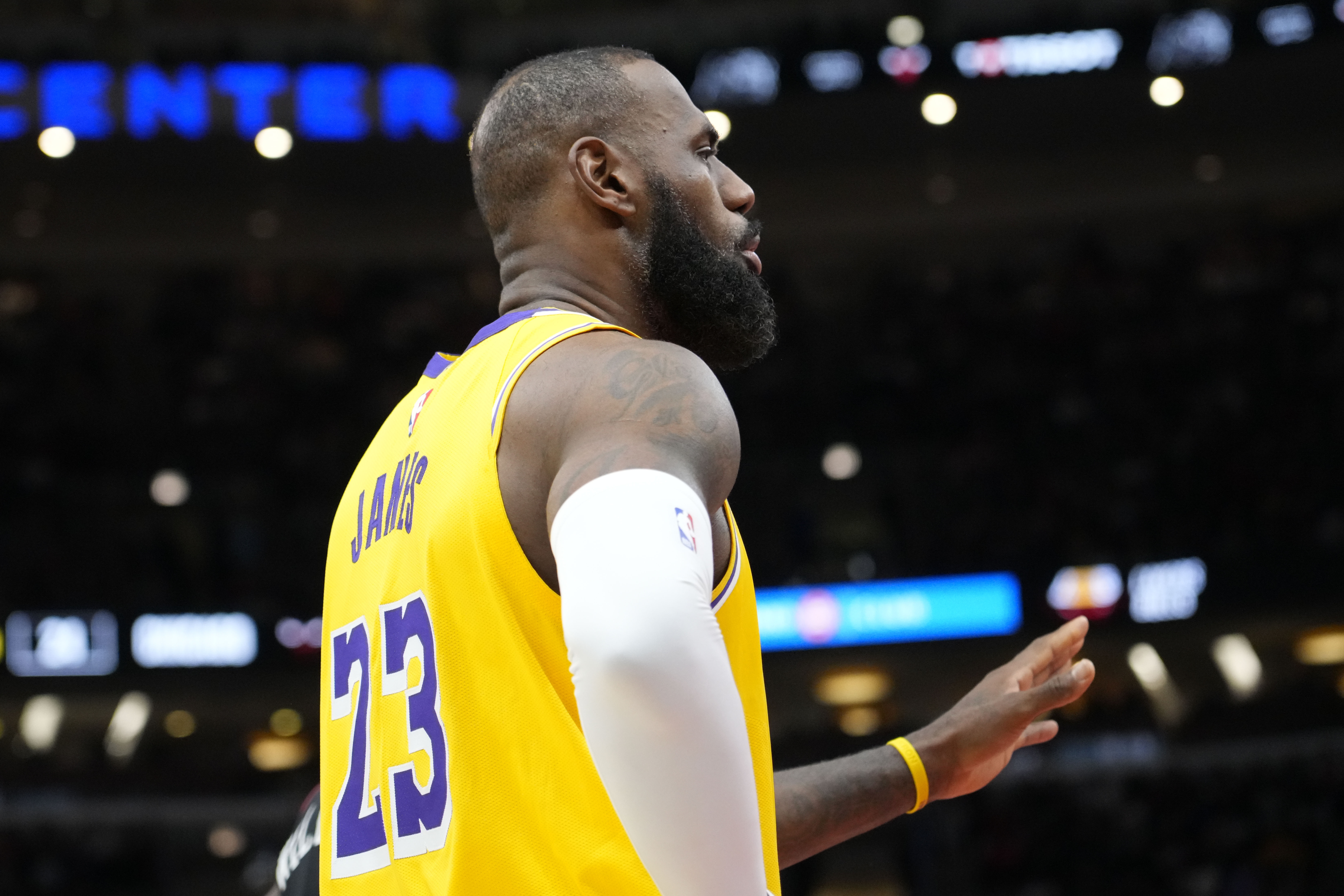 湖記：各隊(duì)都在想怎吸引盧卡&約基奇&字母 無人在意詹姆斯的言論