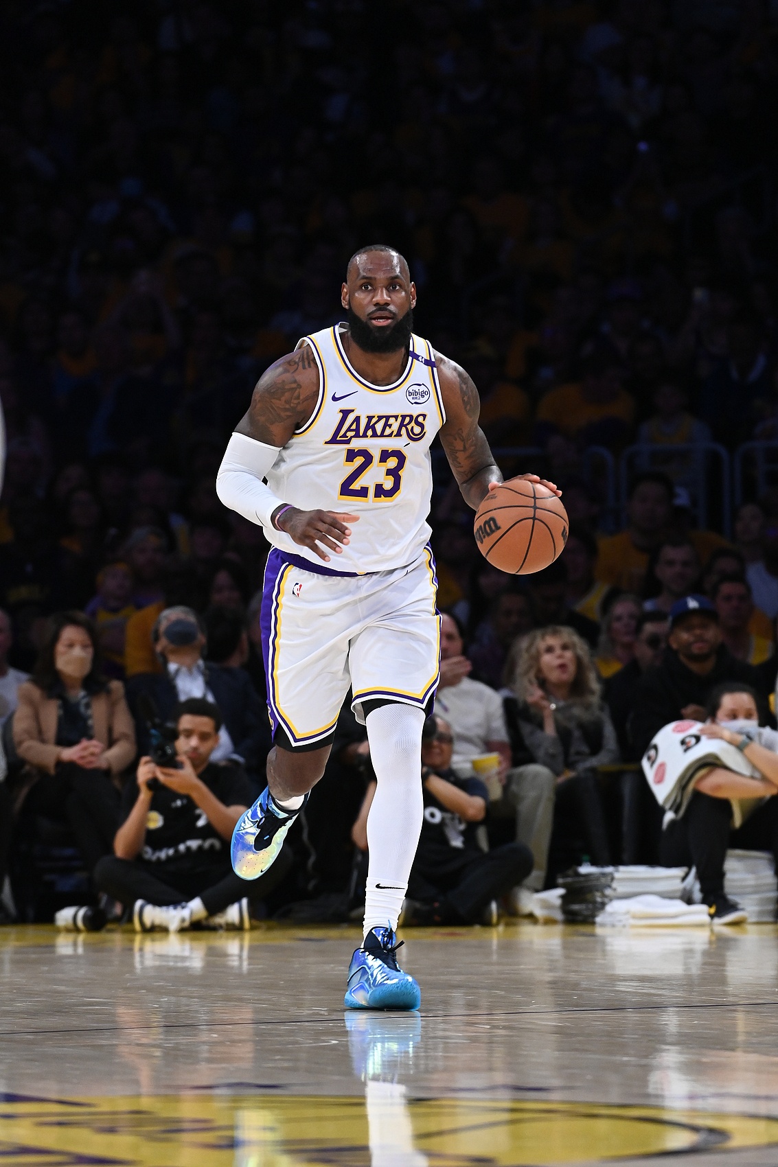 ??隊(duì)記：湖人對(duì)詹姆斯無休止的消極對(duì)抗式抨擊相當(dāng)厭煩