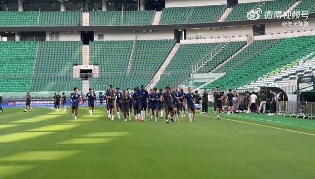 京滬之戰(zhàn)明晚開(kāi)打，申花新援阿蘇?！邦I(lǐng)銜”全隊(duì)開(kāi)始踩場(chǎng)