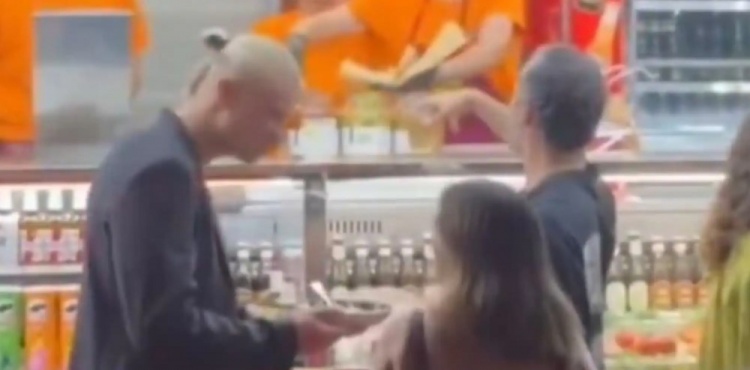 放松身心！哈蘭德在意大利度假，在羅馬街頭吃小吃