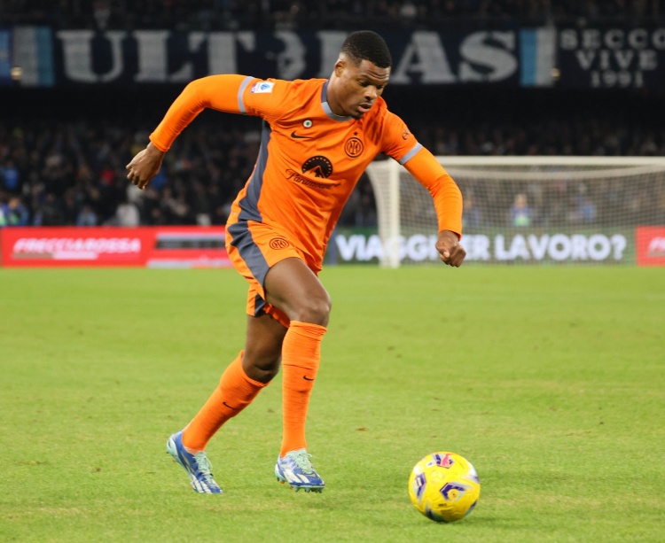 奧西利奧：巴薩沒有正式接觸我們談鄧弗里斯，解約條款很快到期