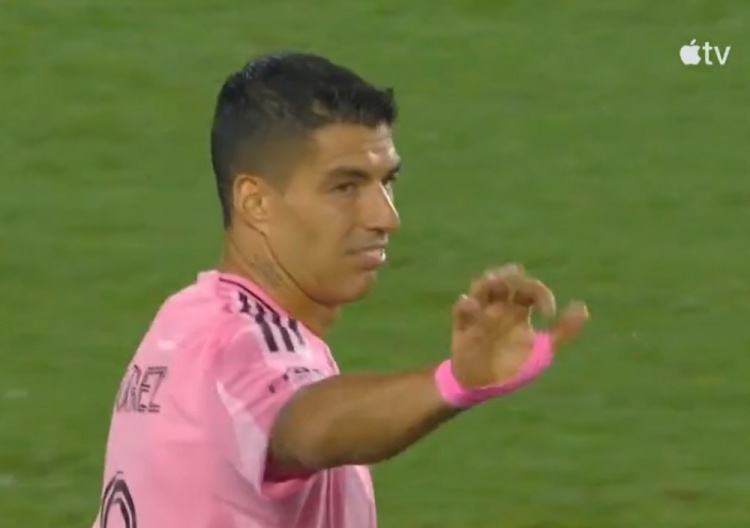 記者：蘇亞雷斯沒進(jìn)球壓力很大，從肢體語言可以看出他的沮喪情緒