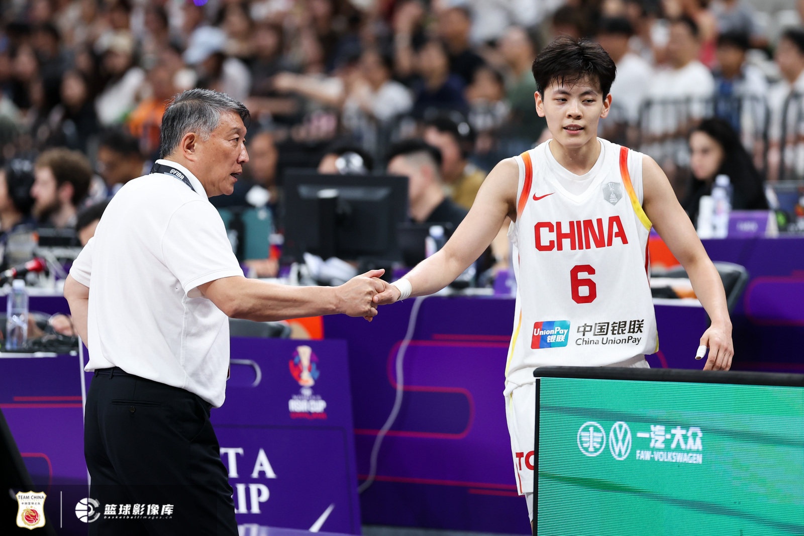 媒體人：賽前中國女籃姑娘沒有笑容 大家要調(diào)整心態(tài)&繼續(xù)相信自己