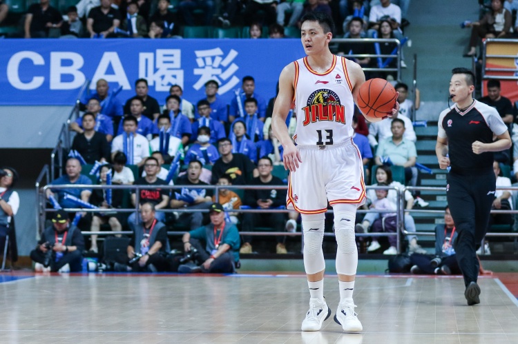 媒體人：吉林男籃正在和幾支球隊(duì)商討交易姜宇星的頂薪獨(dú)家簽約權(quán)