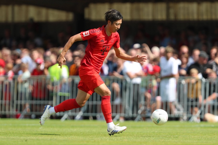 記者：拜仁后衛(wèi)伊藤洋輝3月拓骨骨折后首次重返球場進(jìn)行跑步訓(xùn)練