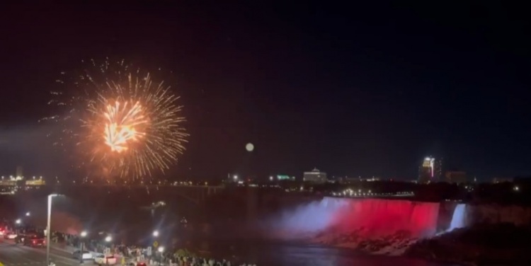牌面！尼亞加拉瀑布亮燈紅、黑、白三色，歡迎曼聯(lián)造訪美國