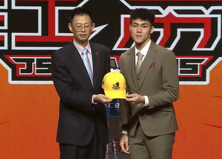 ??探花水不了？2025CBA選秀大會(huì)：江蘇用探花簽選中龐崢麟