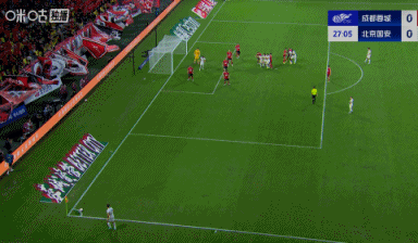 人仰馬翻！國安角球開出，禁區(qū)內(nèi)兩人倒地&眾人亂作一團(tuán)