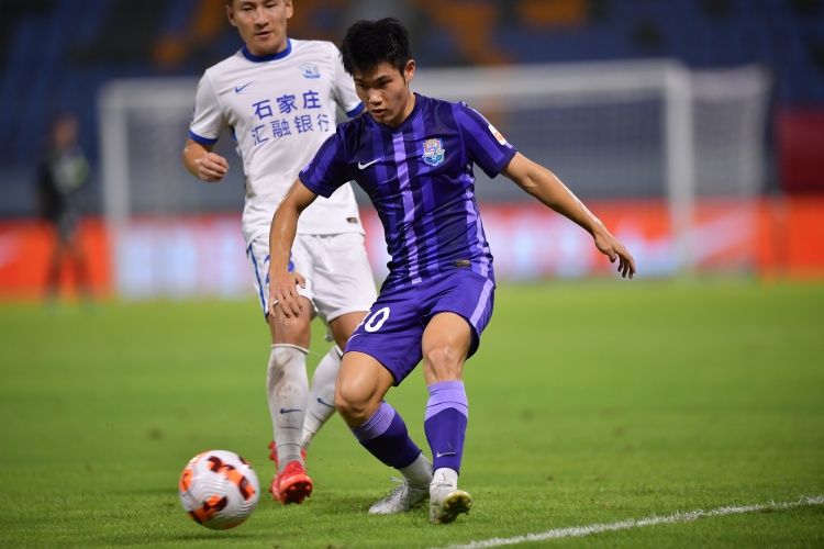 天津津門虎昨日下午前往青島備戰(zhàn)與海牛的比賽 傷員石炎隨隊前往