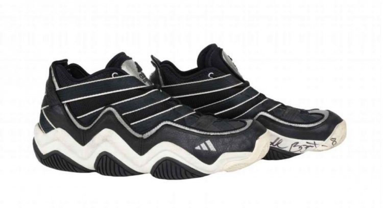 科比生涯首次首發(fā)所穿阿迪簽名球鞋拍出24萬美元 個(gè)人球鞋第二高