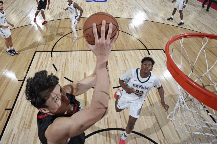 隊記分享楊瀚森趣事：在三秒?yún)^(qū)待10秒鐘 裁判喊他出去他聽不懂