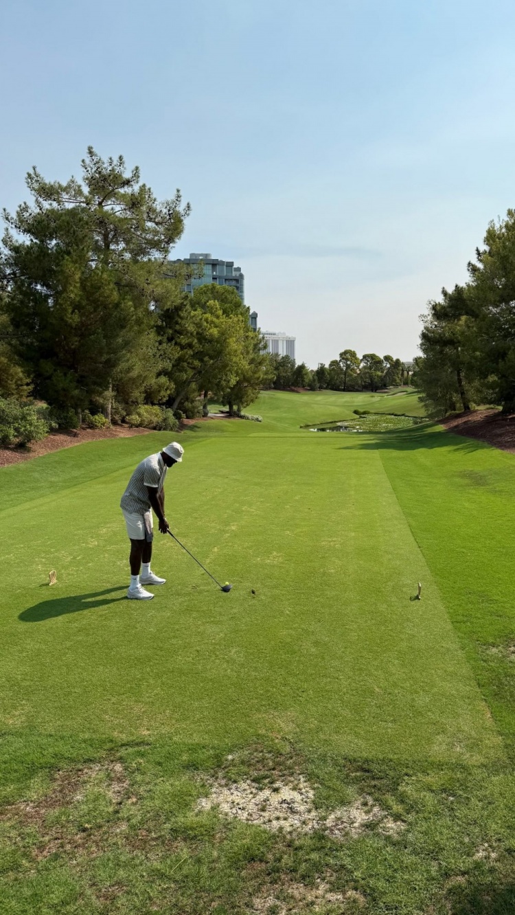 德里克-懷特打趣：我打高爾夫肯定比詹姆斯強 但我們都得多練