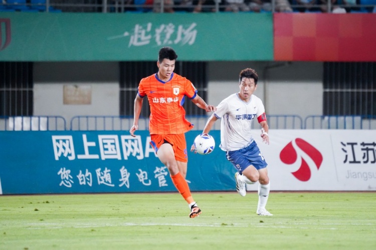 魯媒：山東泰山隊(duì)啟程赴成都，20歲小將彭逸翔首次跟隊(duì)前往客場